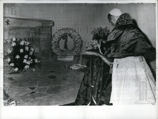 1963 Press Photo Vatican City Pope Paul VU at tomb of his predecessor - Historic Images