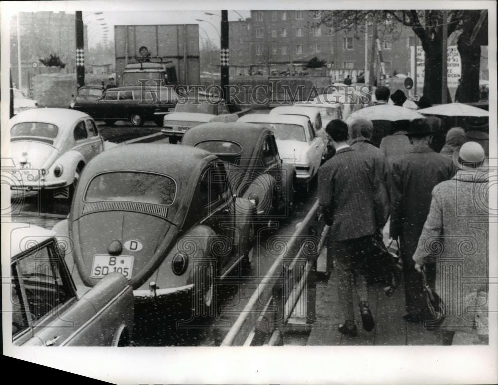 1965 Press Photo The lines of cars and people at the boarder crossing - Historic Images