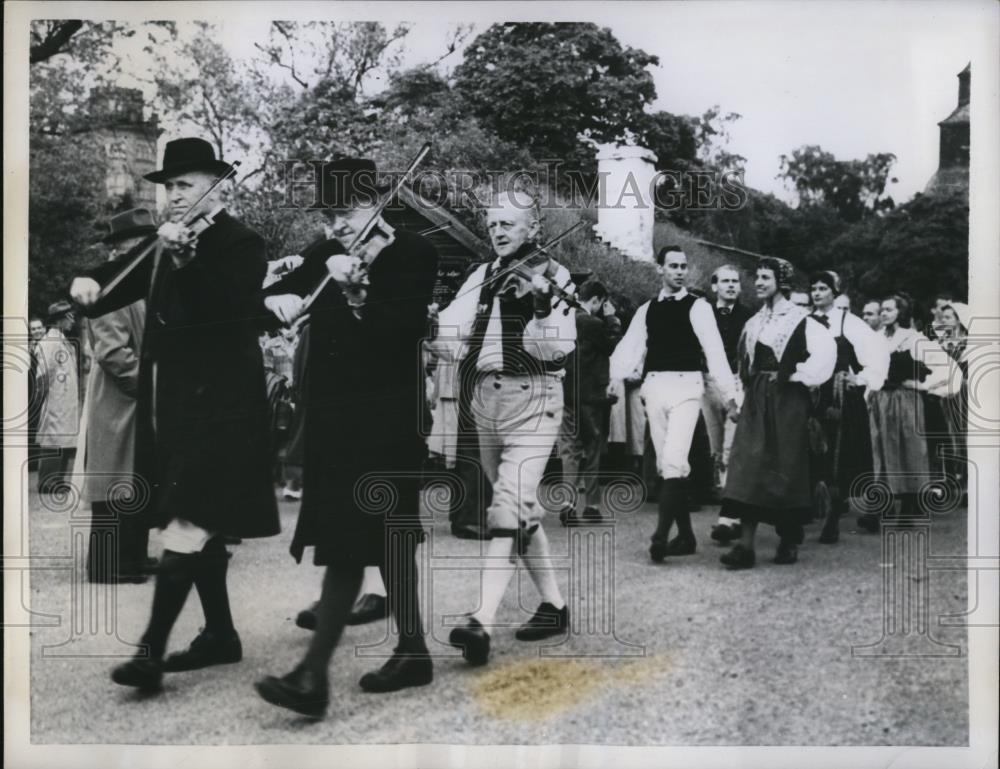 1958 Press Photo Skansen Sweden led by group of fiddlers dancers parade through - Historic Images