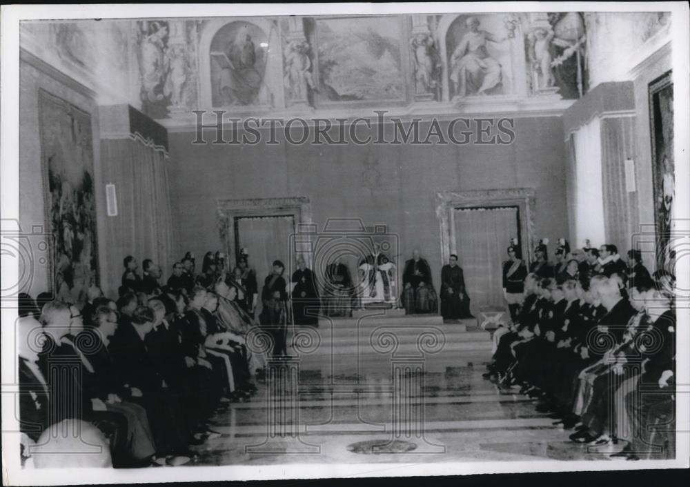 1966 Press Photo Pope Paul VI sits on his throne in Consistorial Hall - Historic Images