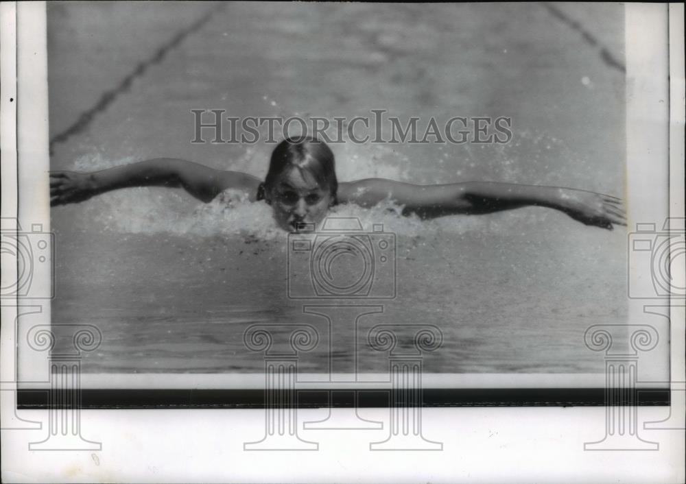 1962 Press Photo Marjorie Templeton winning 100 meters butterfly event - Historic Images