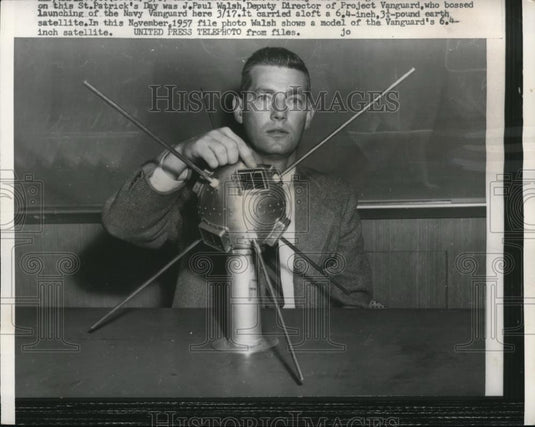 1958 Press Photo J. Paul Walsh Shows a Model of Vanguards 6.4 Inch Satellite - Historic Images