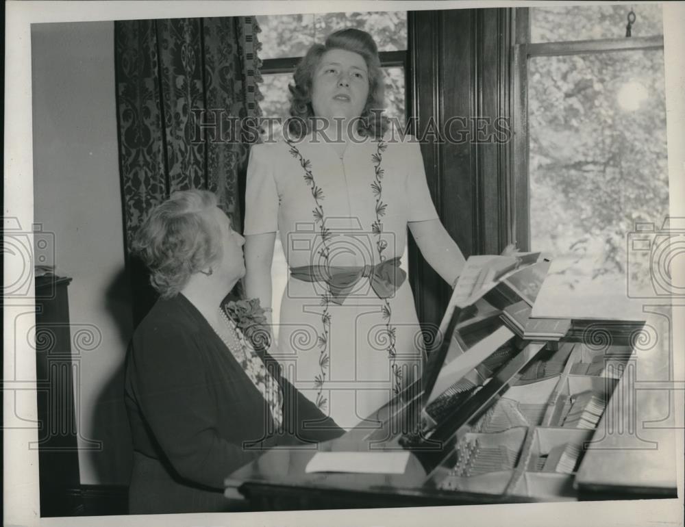 1941 Press Photo Miss Van Kirk &amp; voice teacher Nevada Van Der Veer - Historic Images