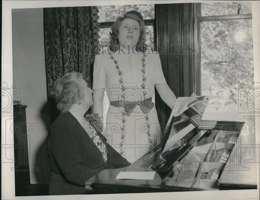 1941 Press Photo Miss Van Kirk & voice teacher Nevada Van Der Veer - Historic Images