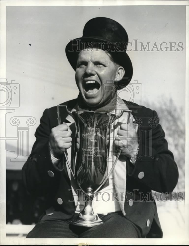 1935 Press Photo Johnny Leather-Lungs Meyers, Midget Show Exhortionist - Historic Images