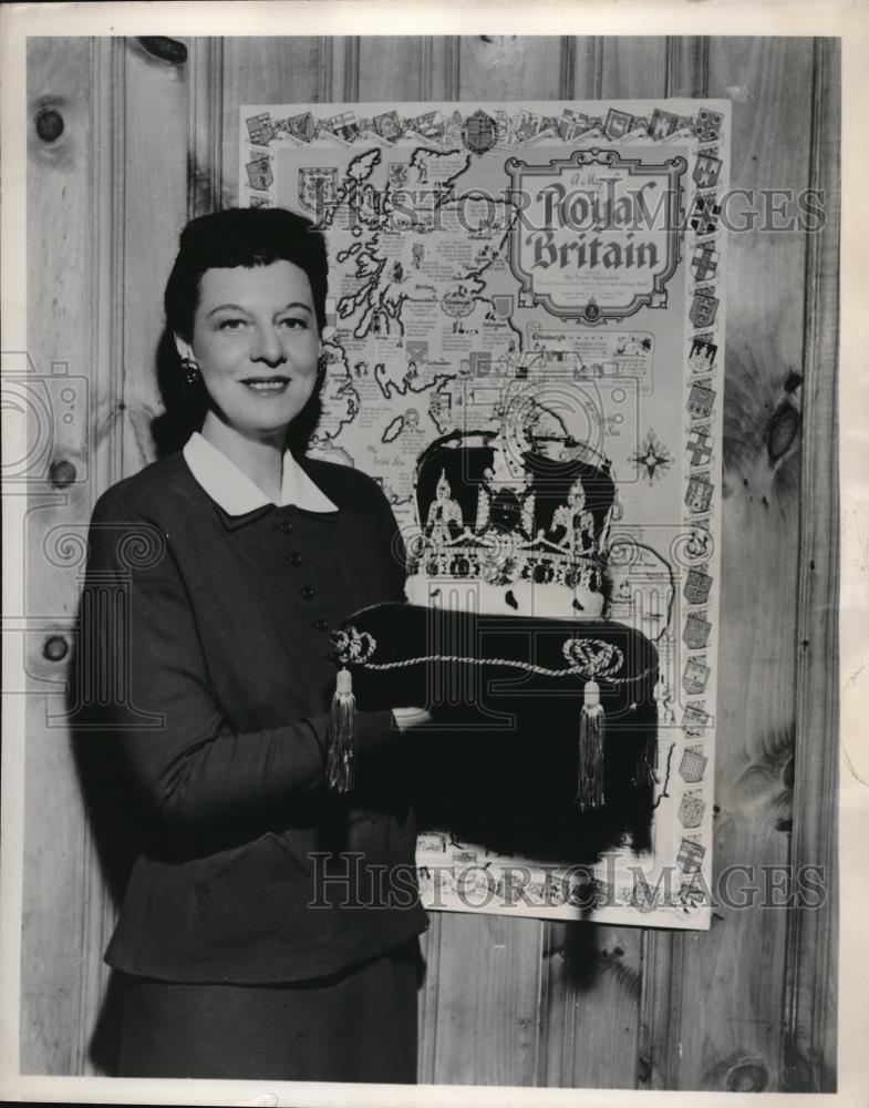 1952 Press Photo Great Britain, England Royalty Crown, Irene Beasley Holds Crown - Historic Images