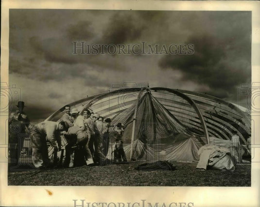 1941 Press Photo The members and crew setting up the Aer o Dome - Historic Images