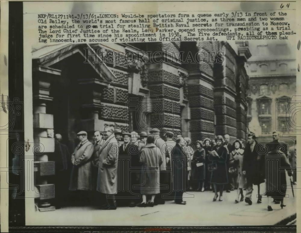 1961 Press Photo Spectators Outside Old Bailey During Treason Trial - Historic Images