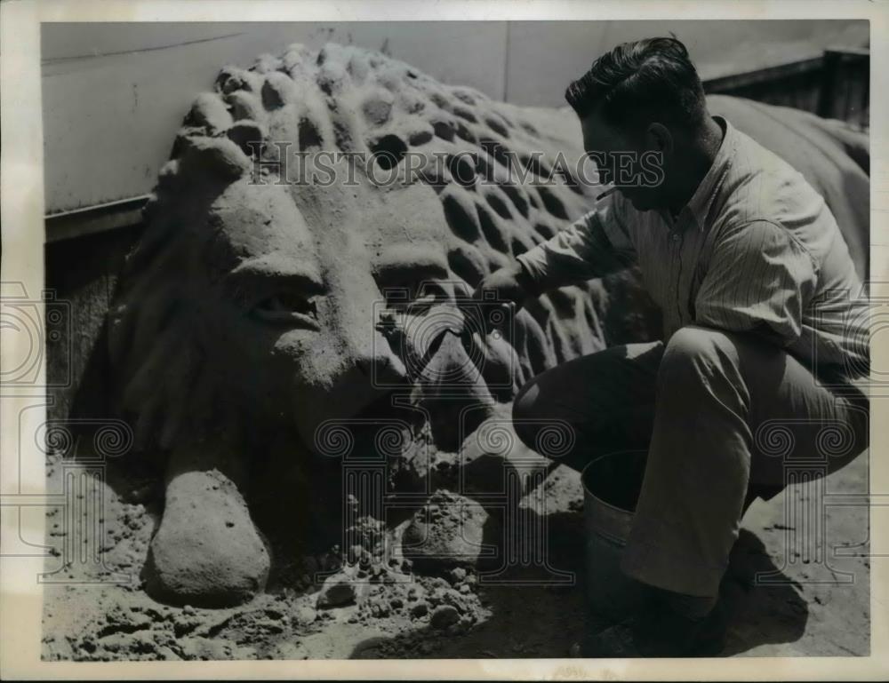 1944 Press Photo Artist Philco Truex sculpts lion in sand in NY - Historic Images