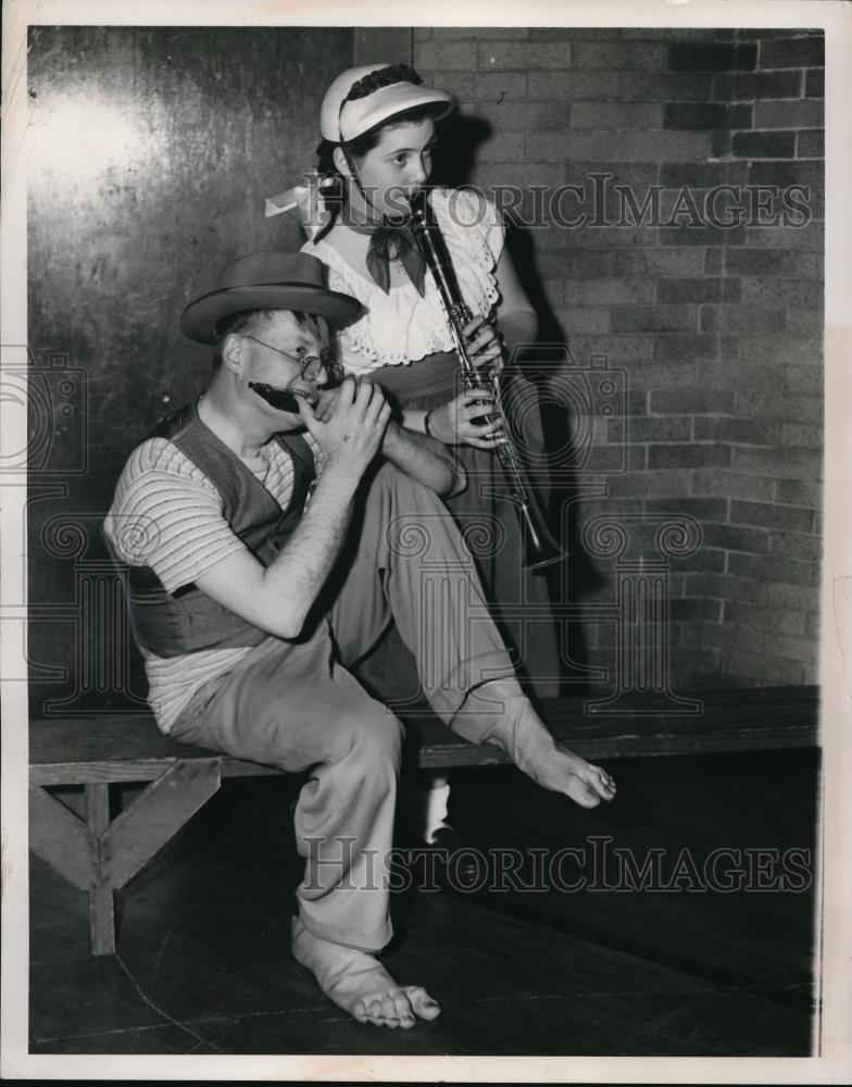 1954 Press Photo Victor &amp; Sue Elconin playing instruments - Historic Images