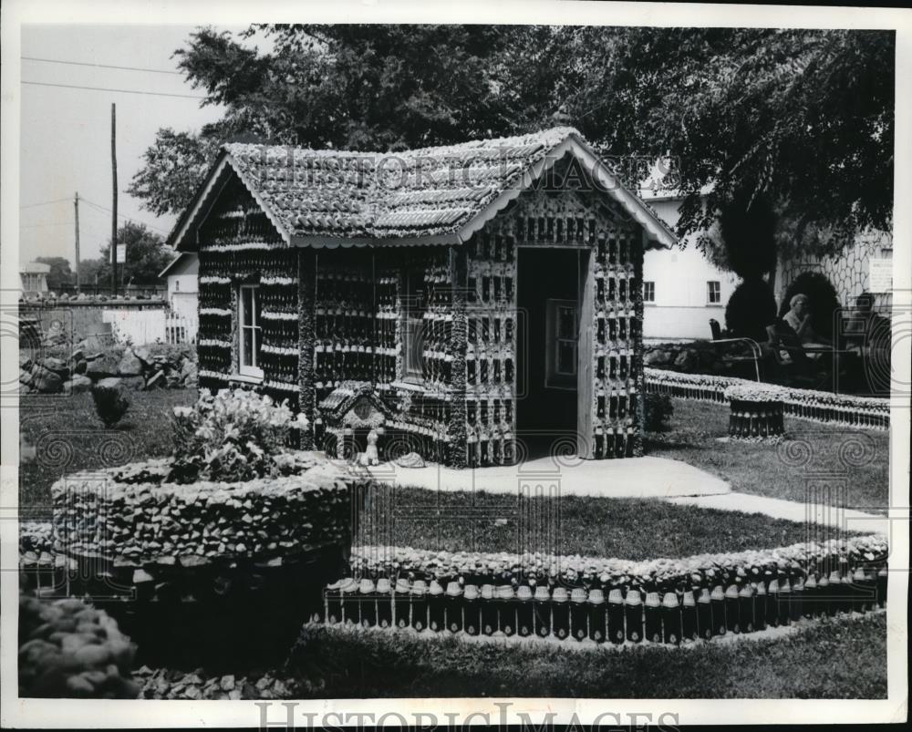 1970 Press Photo Chesterville Ill pop art playhouse made of bottles - Historic Images