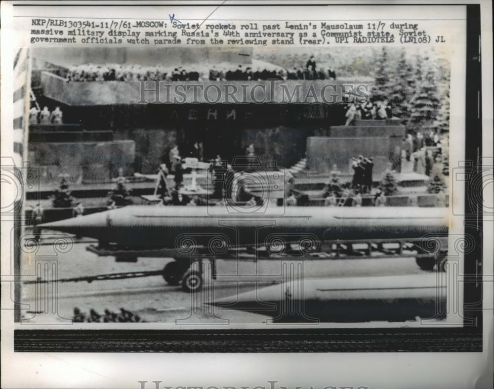 1961 Press Photo Soviet Rockets roll past Lenin&#39;s Mausolaum. - Historic Images