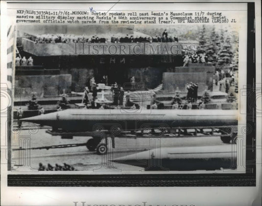 1961 Press Photo Soviet Rockets roll past Lenin's Mausolaum. - Historic Images