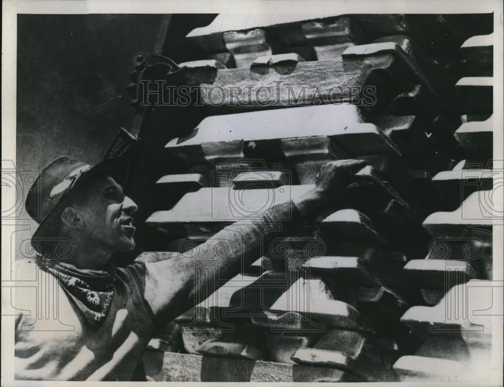 1943 Press Photo Robert Norvel, a pot tender - Historic Images