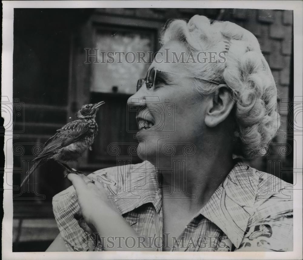 1962 Press Photo Mrs Suzanne Bush with two-week old robin Robbie - Historic Images