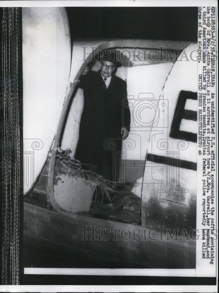 1947 Press Photo An udentified U.S. official the coffin body of Mrs. Anita - Historic Images