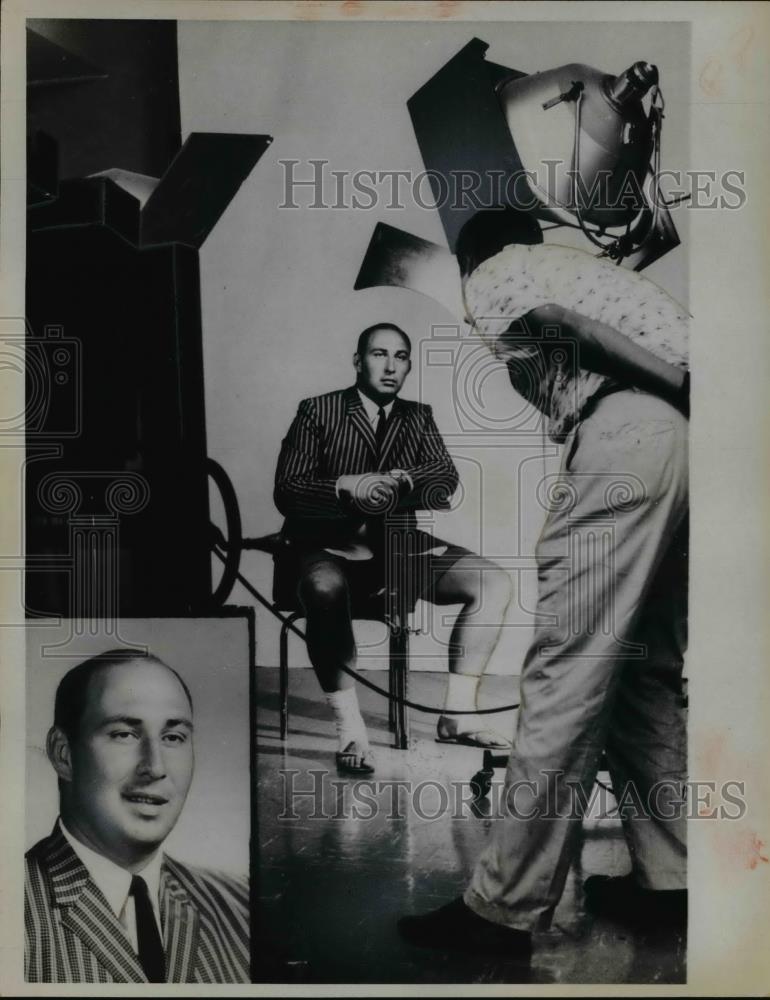 1951 Press Photo Al Kalapinski plays football for Southern Illinois University - Historic Images