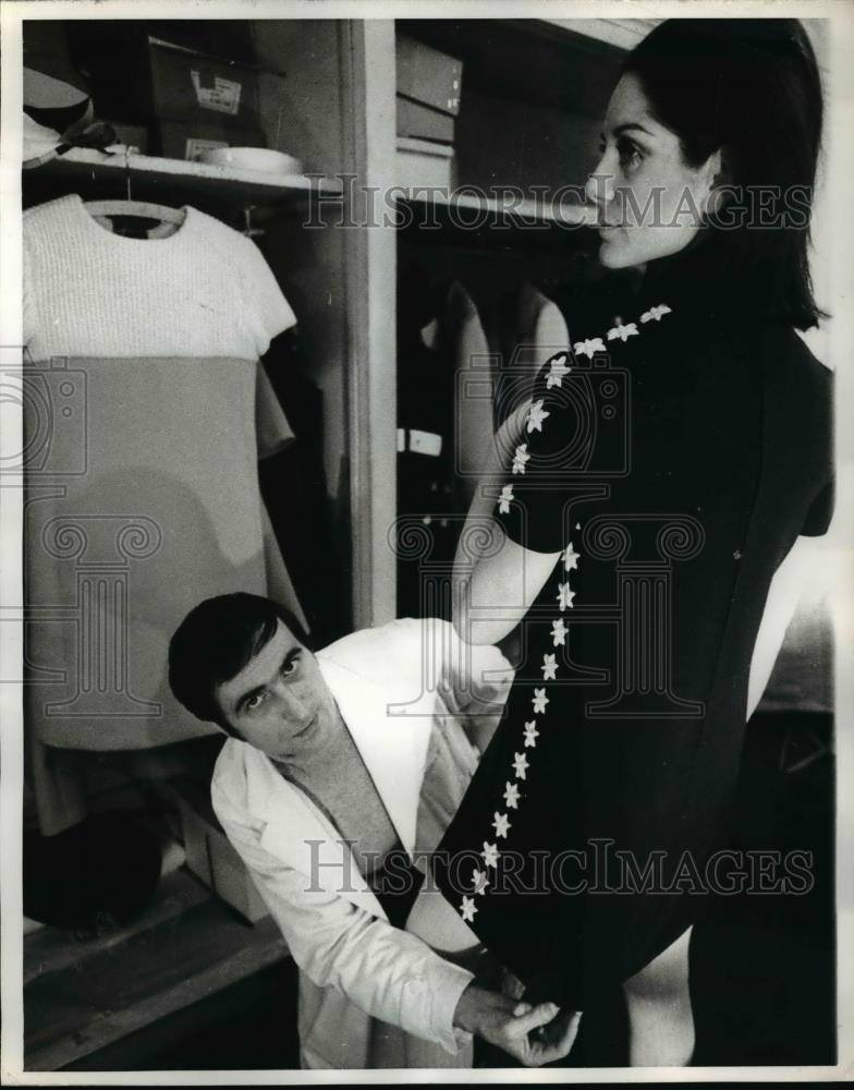 1968 Press Photo Beni Salvadori, Dresses His Mannequin - Historic Images