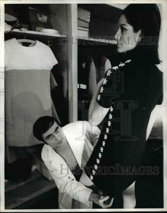 1968 Press Photo Beni Salvadori, Dresses His Mannequin - Historic Images