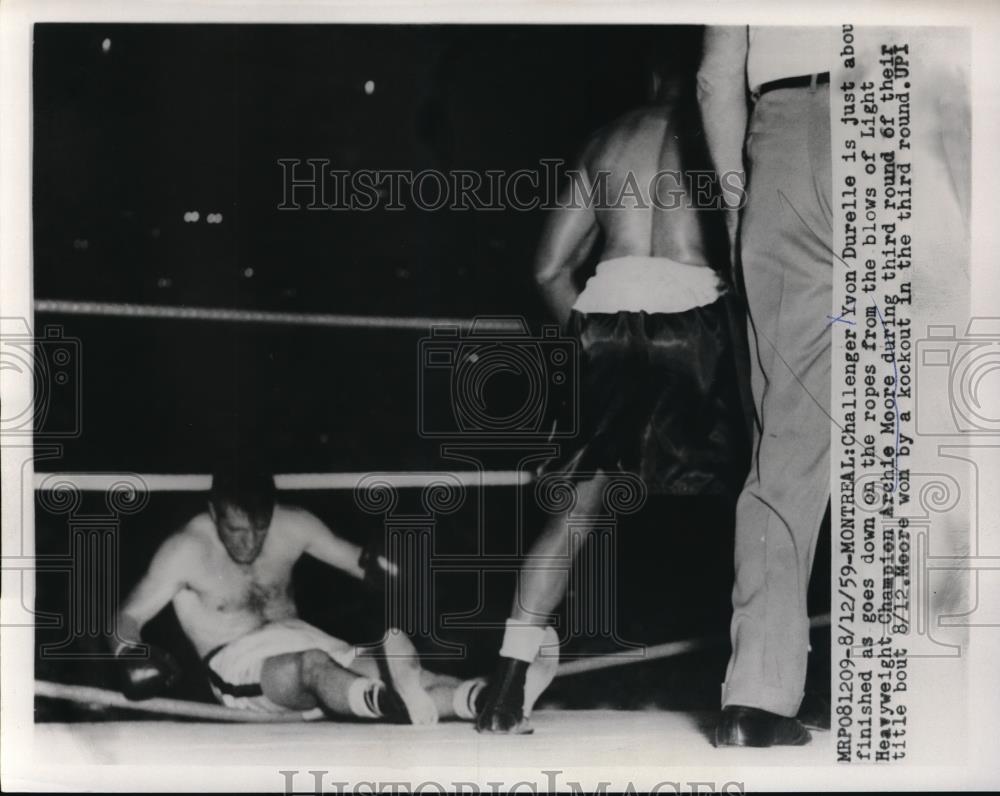 1959 Press Photo Montreal Yvon Durella downed by Archie Moore in 3rd round - Historic Images