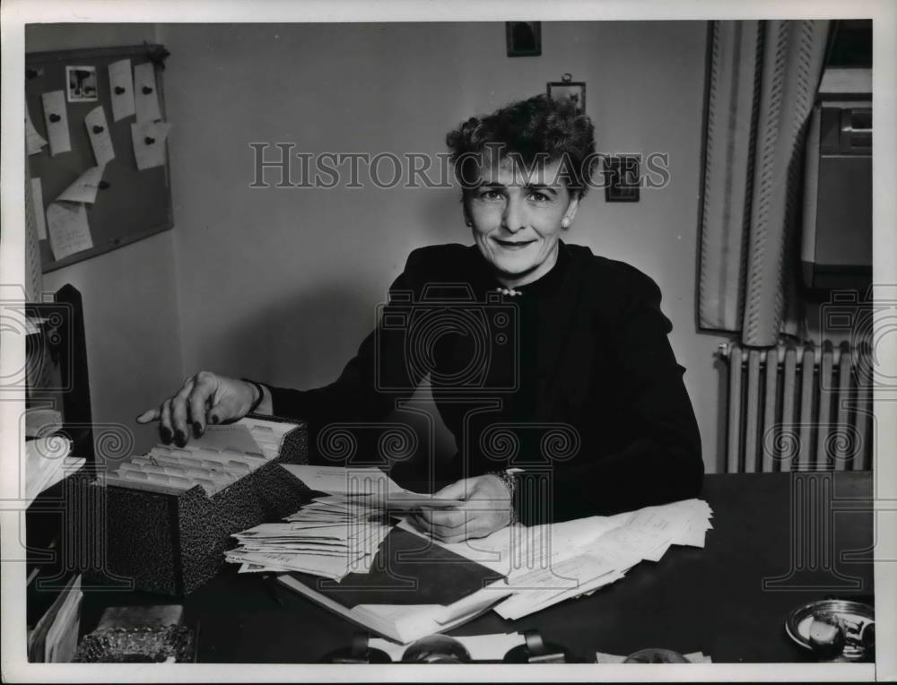 1952 Press Photo Carolyn Shaw reading letters on her desk - Historic Images