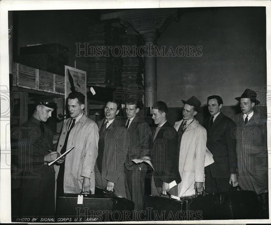 1941 Press Photo Pvt Howard Ripper and seven Army Flying Cadets of Cleveland - Historic Images