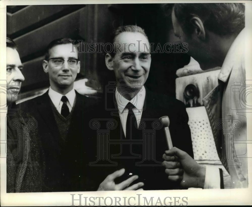 1969 Press Photo London Mikpail Smirnovaky Soviet Ambassador to England talks to - Historic Images