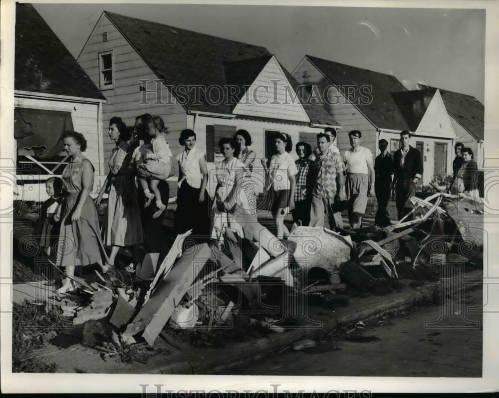 1953 Press Photo Sightseeing At West 117th - Historic Images