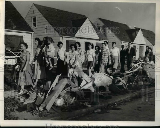 1953 Press Photo Sightseeing At West 117th - Historic Images