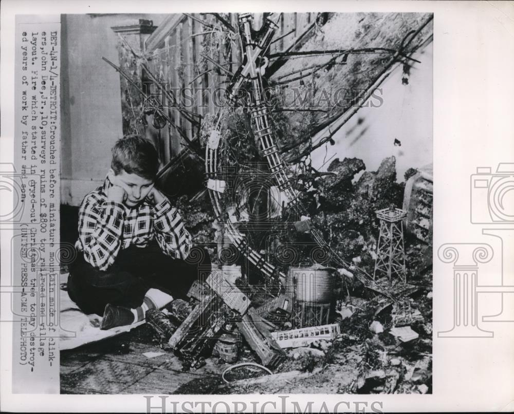 1952 Press Photo John Dee, Jr. at the ruins of his father and his work - Historic Images