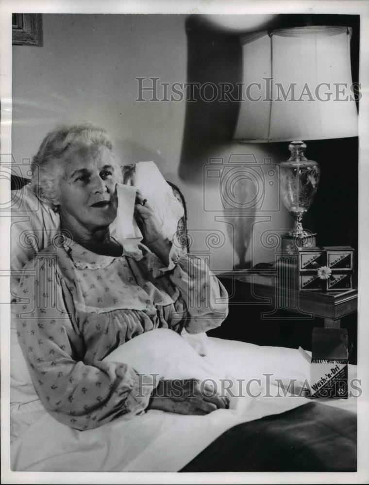 1956 Press Photo Increased comfort for bedridden patients comes with aid of a - Historic Images