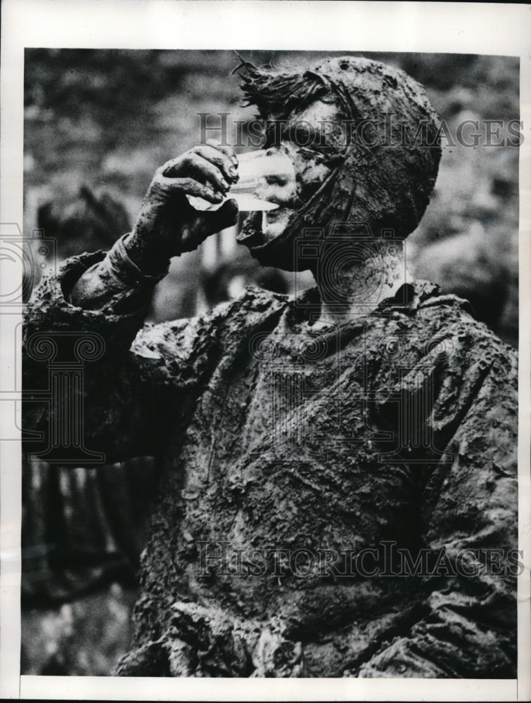 1946 Press Photo Muddy contestant in Eto wall game at Windsor England - Historic Images