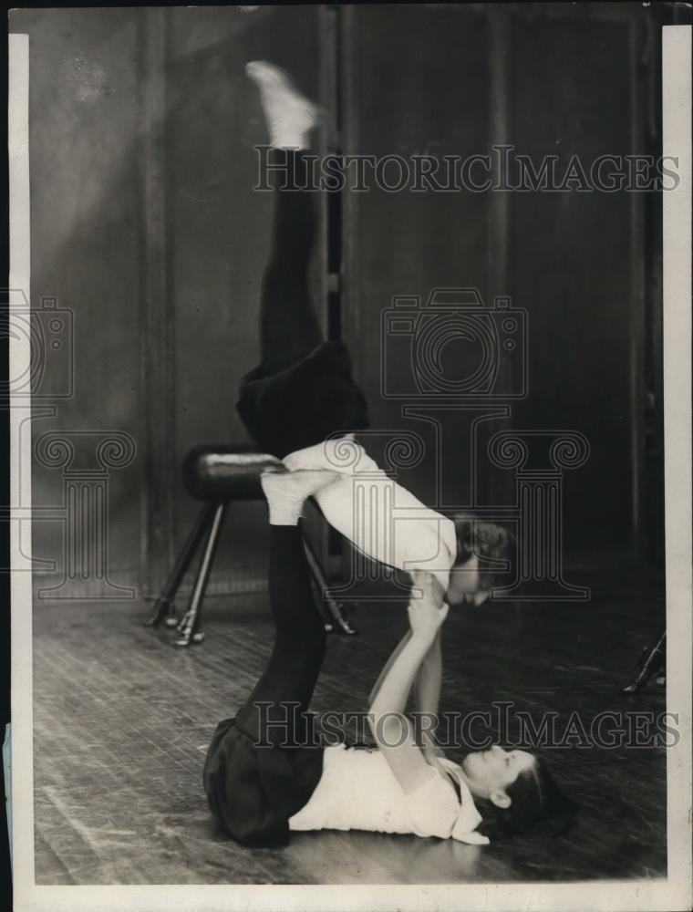 1929 Press Photo Marion Hobday And Ruth Valentine Champion Gymnasts - Historic Images