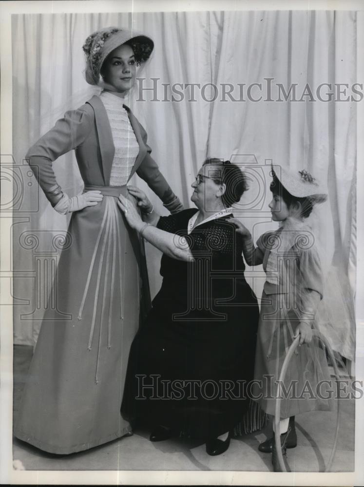 1957 Press Photo Fontana Sisters Unveil Fall Fashions by mother Anabile Fontana - Historic Images