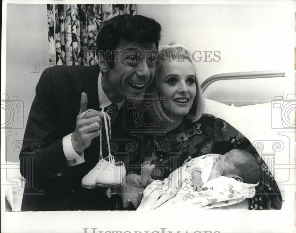 1968 Press Photo Lionel Blair with his wife and new born baby, Daniel Mark - Historic Images