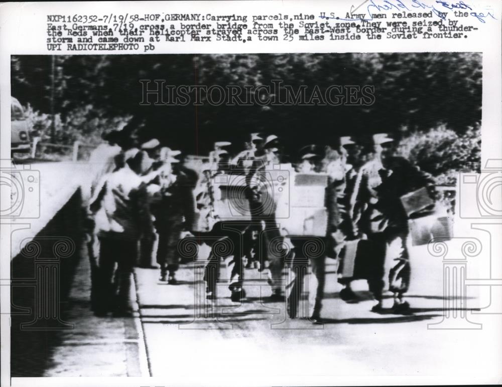 1958 Press Photo U.S. Army carrying parcel cross border Bridge in Germany. - Historic Images