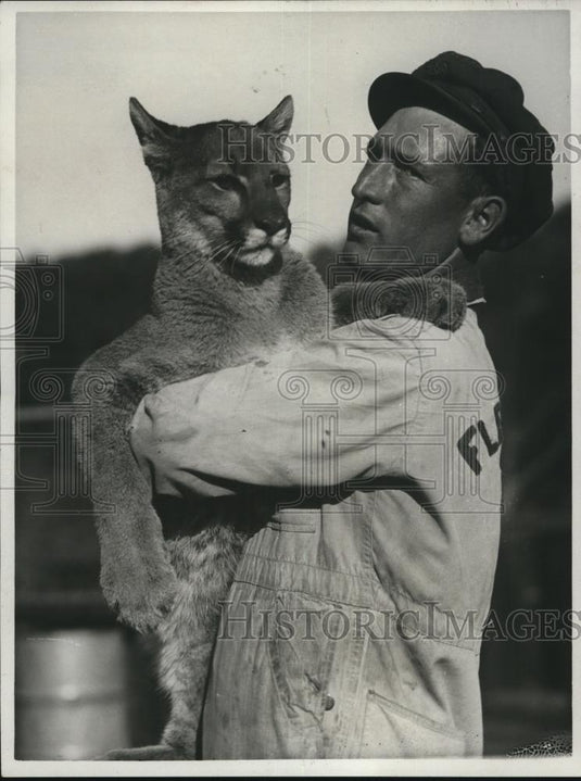 1930 Press Photo Barney Kilbane Fleishaker zoo in Calif & a mountain lion - Historic Images