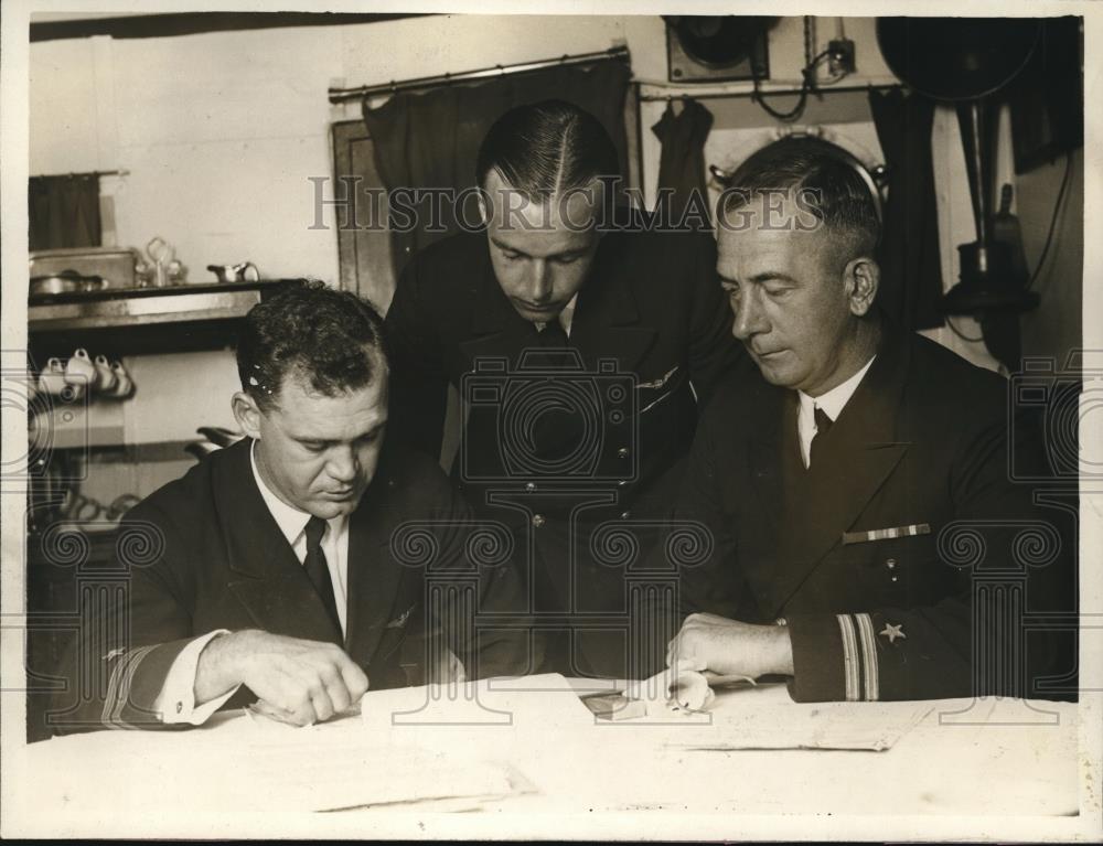 1925 Press Photo Flight chiefs drawing up plans in ward room of mine sweeper - Historic Images