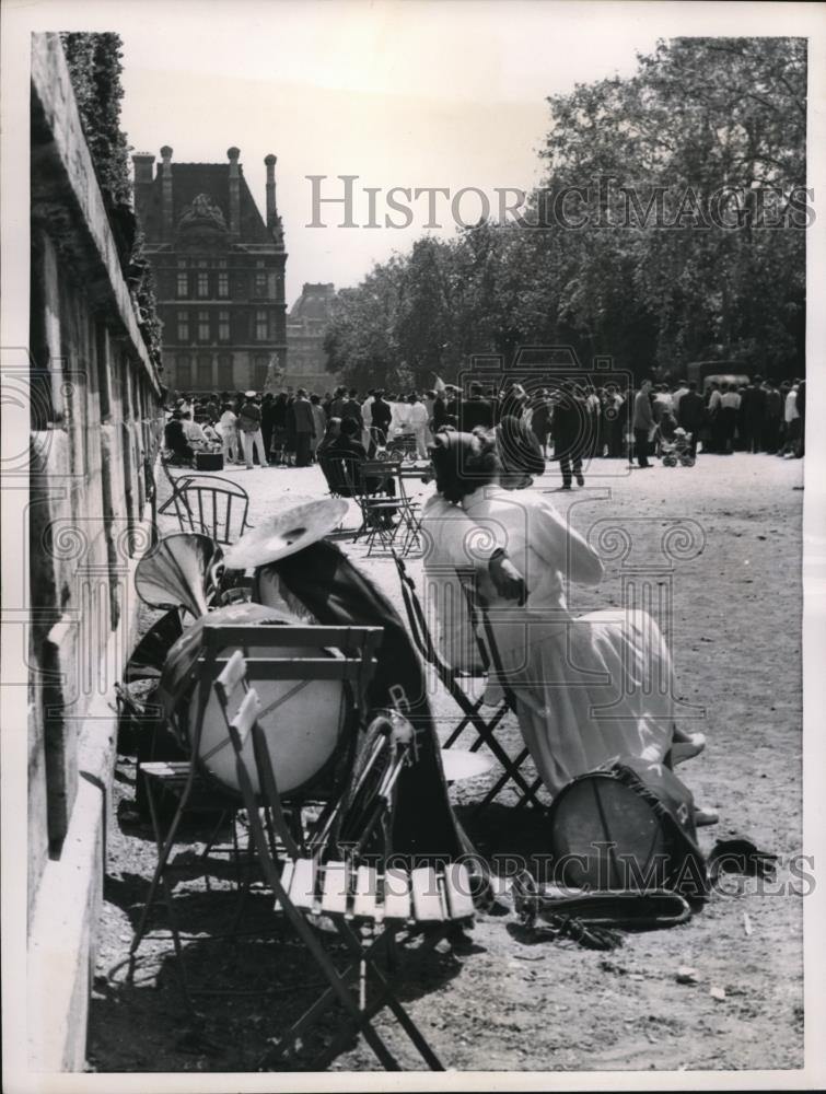 1956 Press Photo Musicians during a band concert intermission in Paris, France - Historic Images