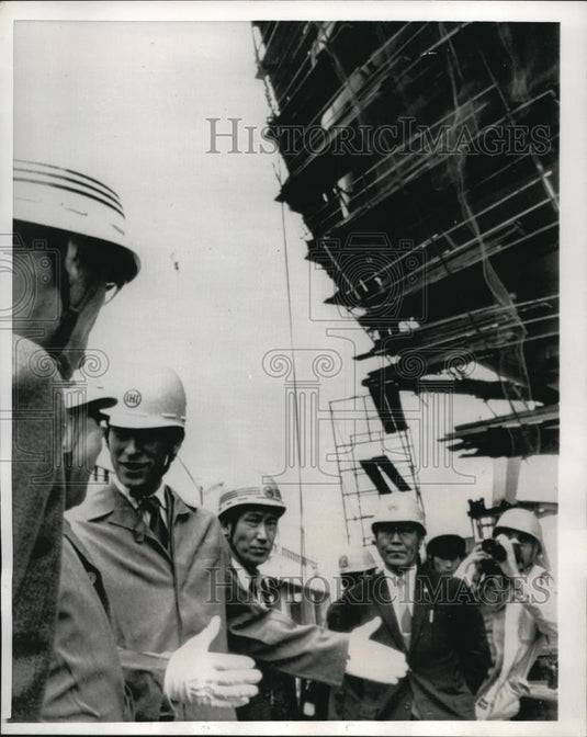 1970 Press Photo Prince Charles Visits Japanese Shipyard - Historic Images