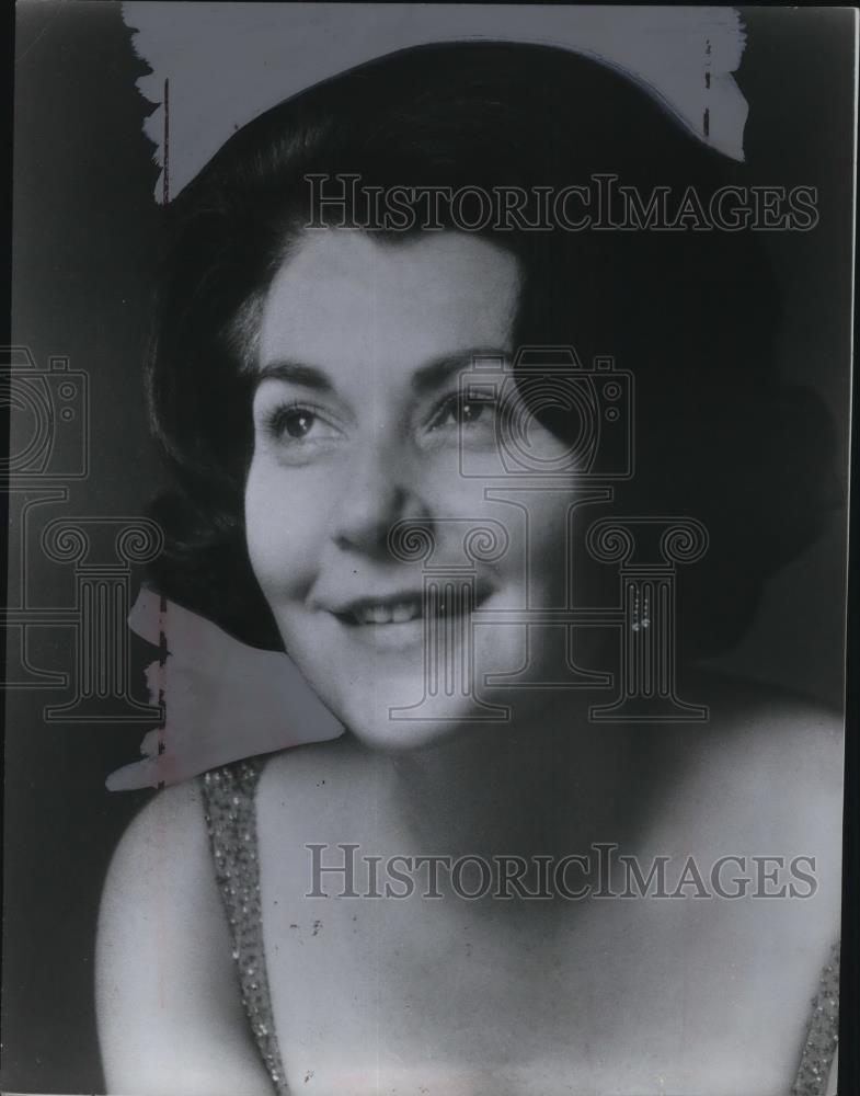 Press Photo Helen Watts with Colbert AArtists in NY - Historic Images