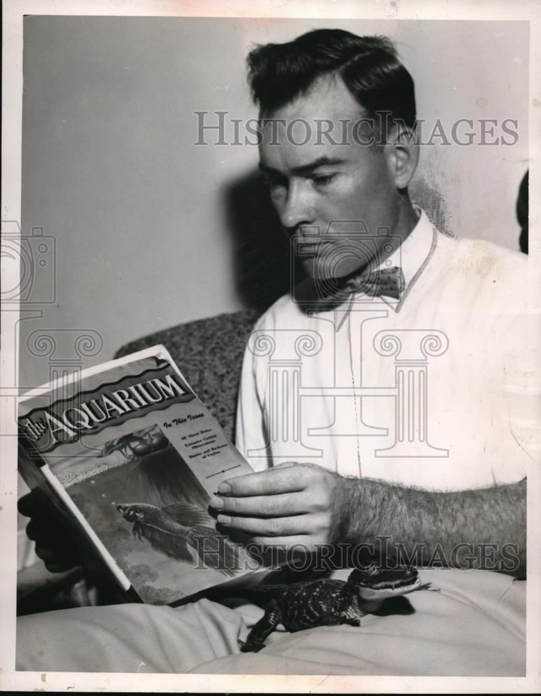 1953 Press Photo Elyria O and pet alligator - Historic Images