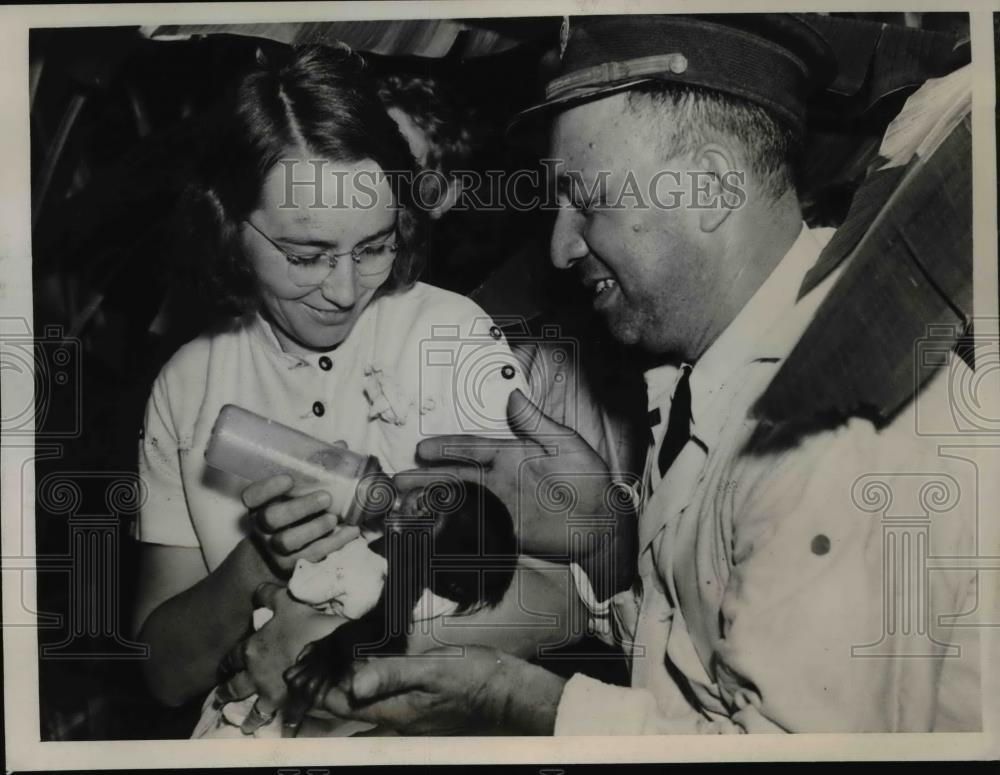 1939 Press Photo Mrs. E. Messina feeding the baby chimpanzee at the Zoo - Historic Images