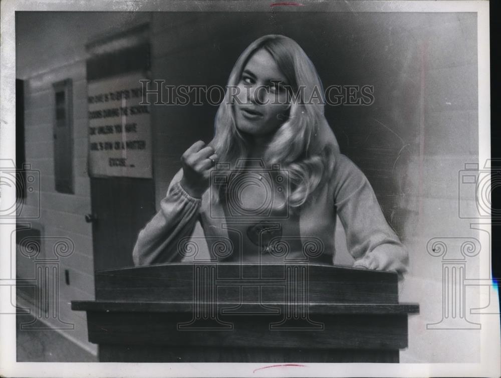 Press Photo Denise Urbank, 17, Woodridge H.S. Student - Historic Images