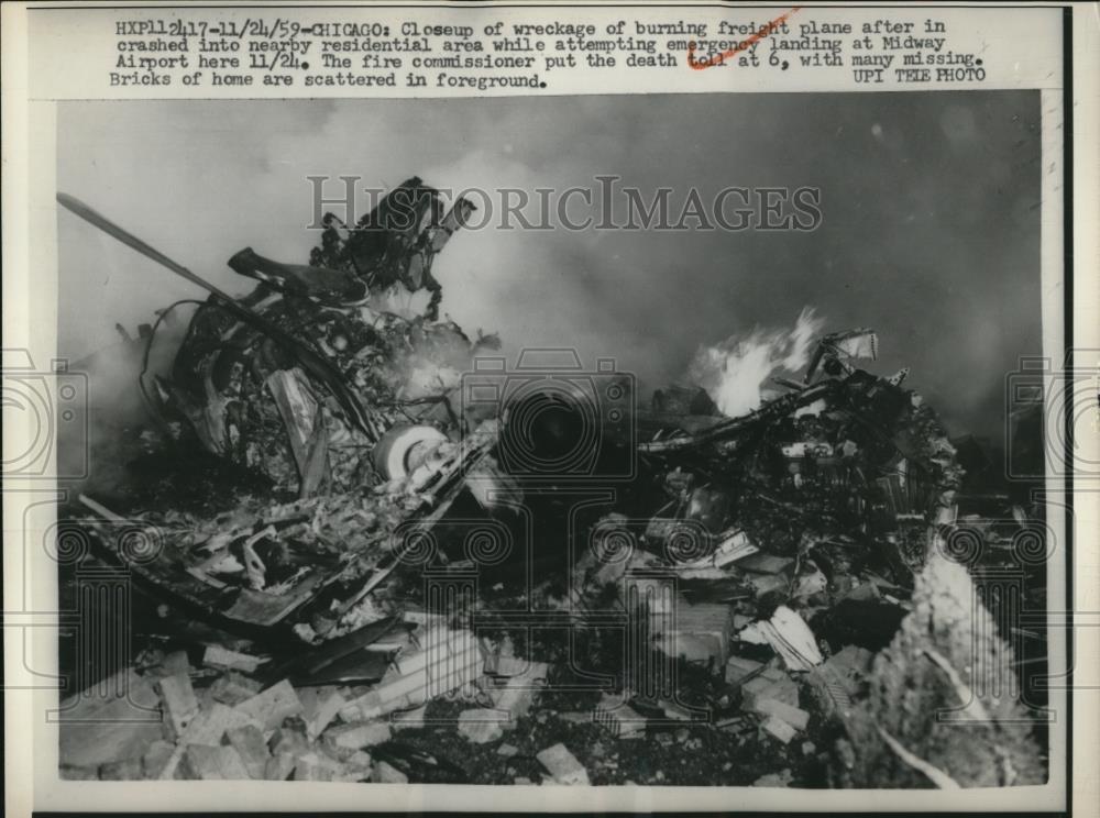 1959 Press Photo Chicago burning wreck of freight plane in residential area - Historic Images