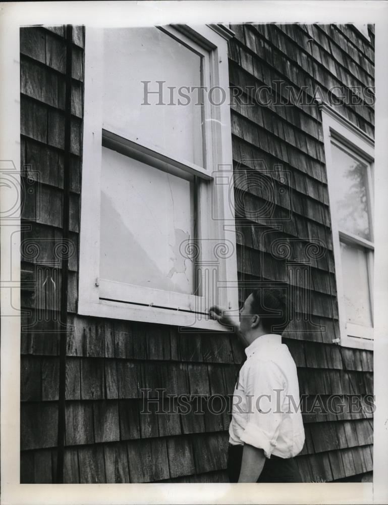 1945 Press Photo Mr. and Mrs. Charles Milton&#39;s window was destroyed - Historic Images