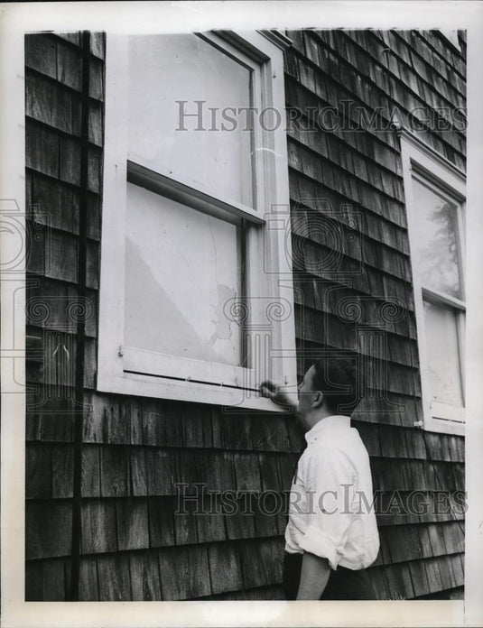 1945 Press Photo Mr. and Mrs. Charles Milton's window was destroyed - Historic Images