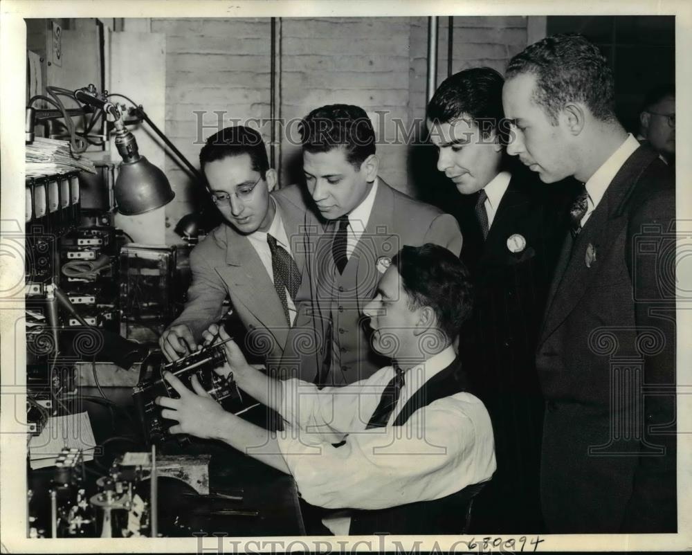 1943 Press Photo Latin American Engineers visits Westinghouse Meter Div plant - Historic Images