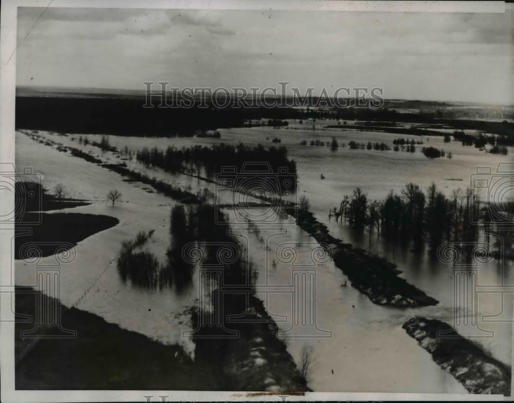 1935 Press Photo St. Francis River broke its Levee &amp; poured flood water on land - Historic Images