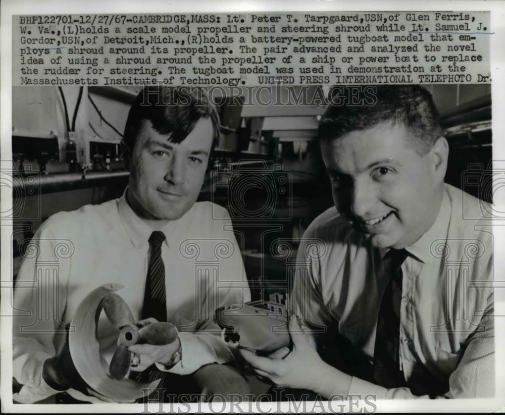 1967 Press Photo of Lt. T. Tarpgaard and Lt. Samuel J. Gordor both of the U.S. - Historic Images